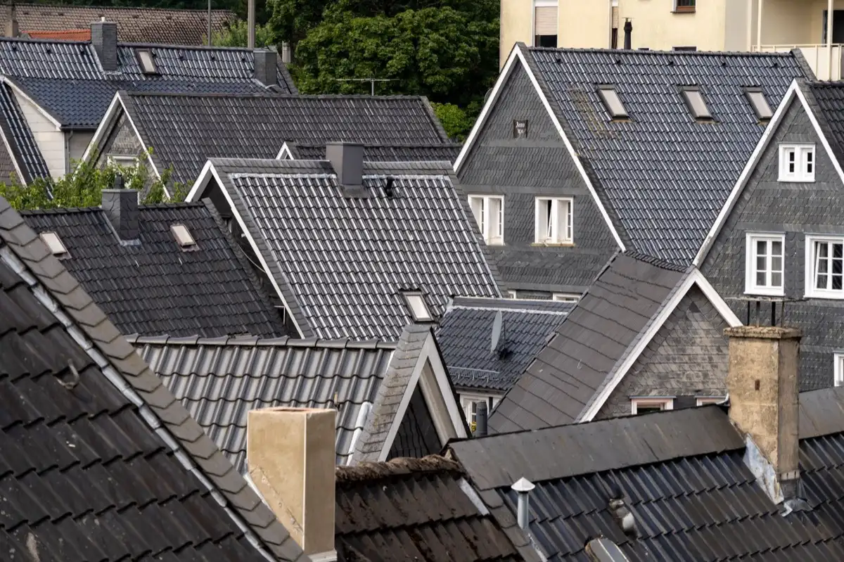 Steep roof eaves and gutter lines on houses in Cleveland, TN
